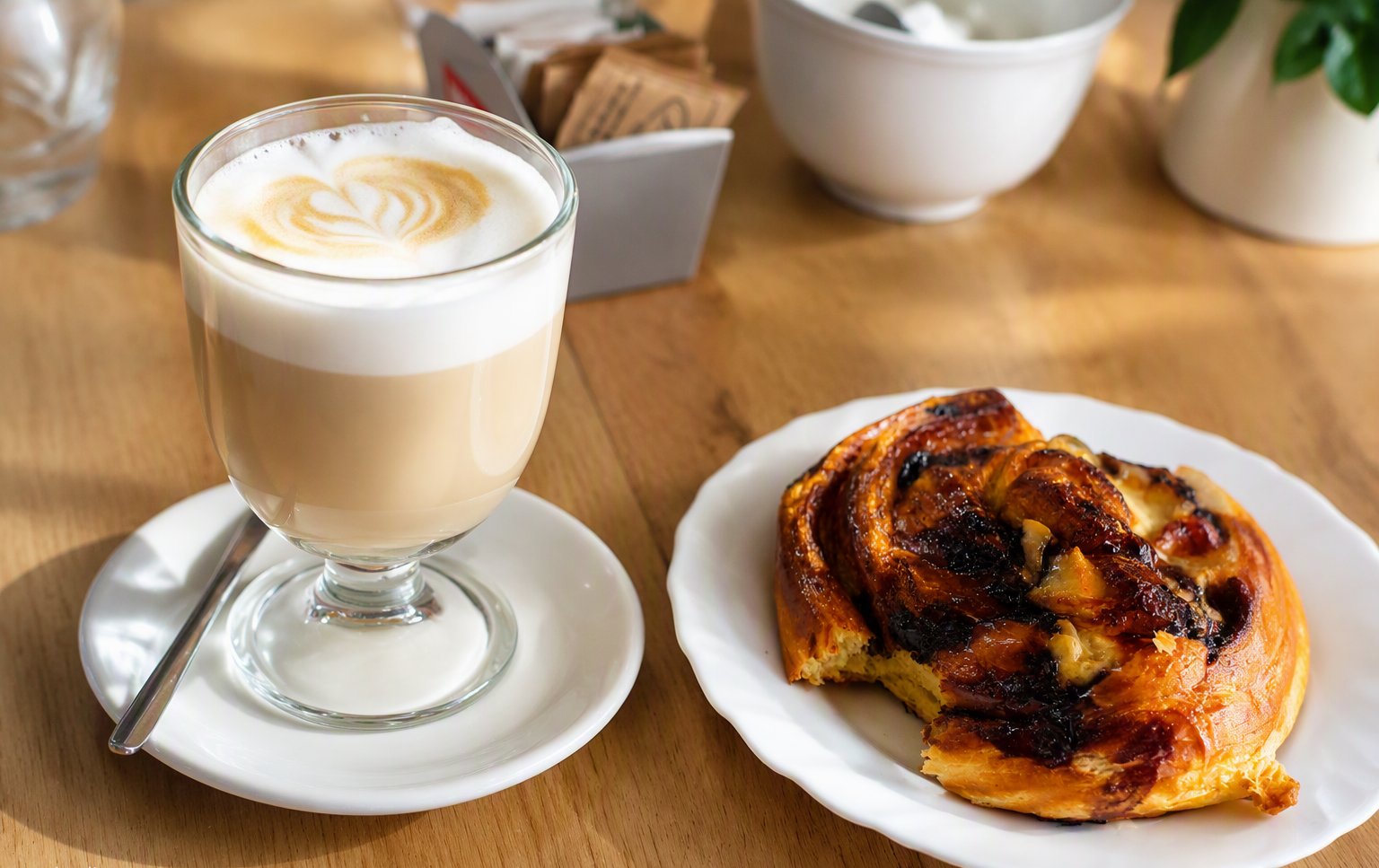 Caffè latte con rotolo al cioccolato